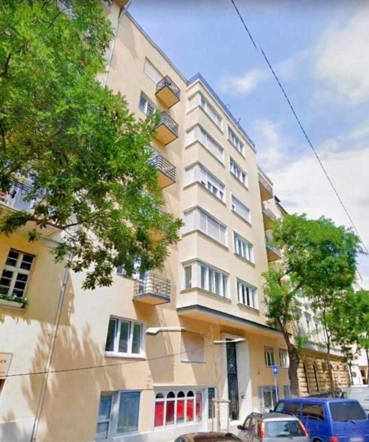 Falk Studio Apartment *